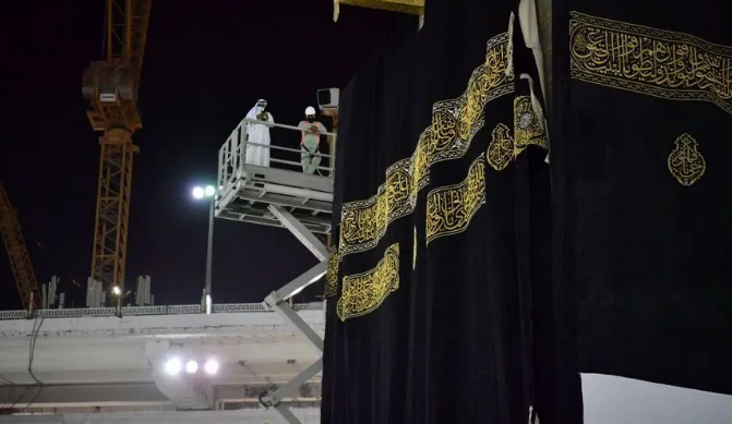 تعرف على طريقة صناعة كسوة الكعبة ومكوناتها